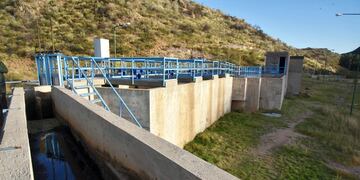 Reclamo de vecinos por las propiedades del agua potable de ciudad de San Luis