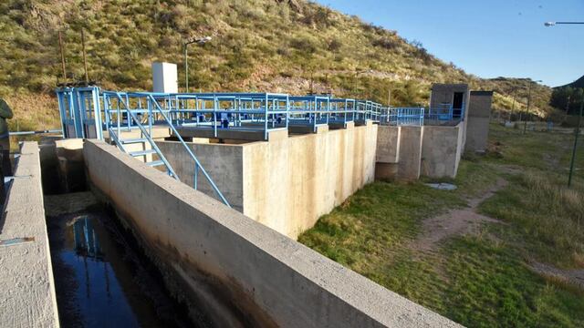 Reclamo de vecinos por las propiedades del agua potable de ciudad de San Luis
