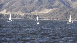El lago San Roque se llenó de veleros en la apertura del torneo J24