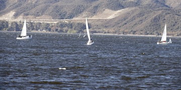 El lago San Roque se llenó de veleros en la apertura del torneo J24