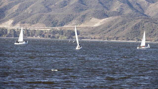 El lago San Roque se llenó de veleros en la apertura del torneo J24