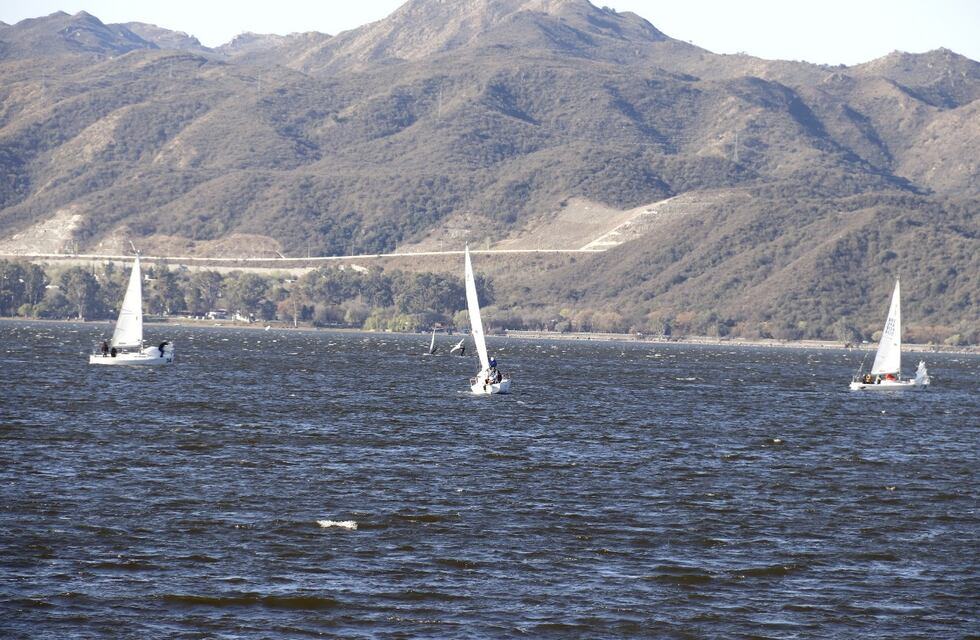 El lago San Roque se llenó de veleros en la apertura del torneo J24