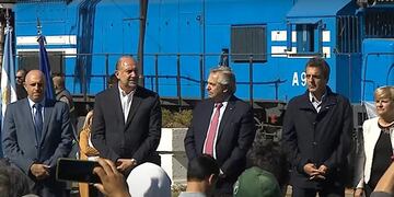 Alberto Fernández junto a Omar Perotti y Sergio Massa en el acto inaugural tren Rosario-Cañada de Gómez.