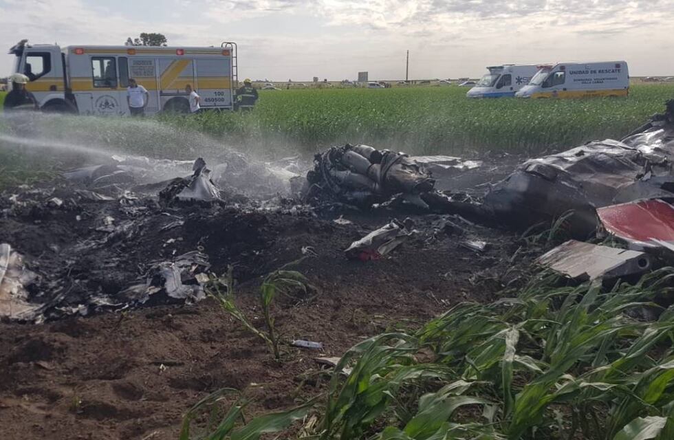 Videos trágicos: cae un avión durante un festival en Villa Cañás y mueren dos personas