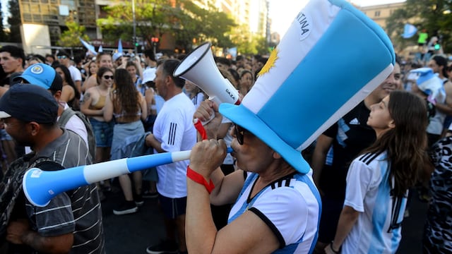 En Córdoba se festejó con todo. Argentina derrotó a México y sigue en carrera en el Mundial (José Hernández / La Voz)