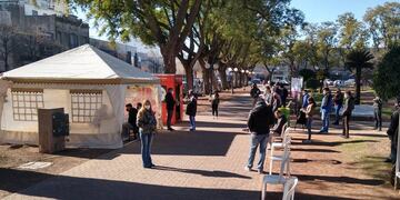 Una gran cantidad de personas se acercaron para hacerse un testeo, sin tener síntomas, en la Plaza 25 de mayo