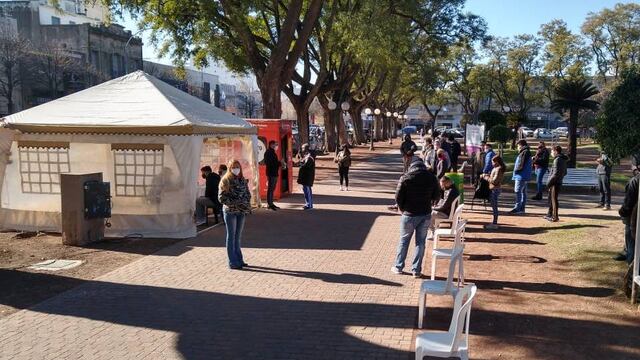Una gran cantidad de personas se acercaron para hacerse un testeo, sin tener síntomas, en la Plaza 25 de mayo