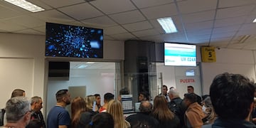 Pasajeros cordobeses rumbo a España, pidiendo explicaciones en el aeropuerto de Asunción. Todo un día varados (Foto gentileza).