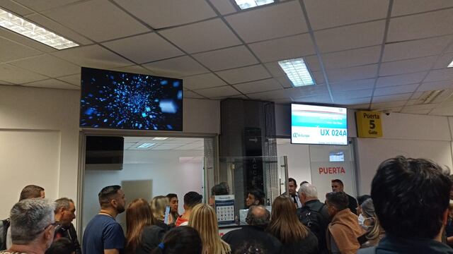 Pasajeros cordobeses rumbo a España, pidiendo explicaciones en el aeropuerto de Asunción. Todo un día varados (Foto gentileza).