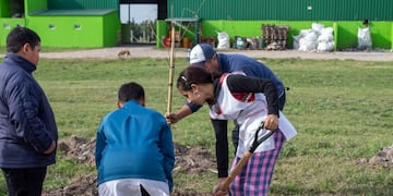 En el Día Mundial del Reciclaje alumnos de escuelas de Tres Arroyos plantaron árboles