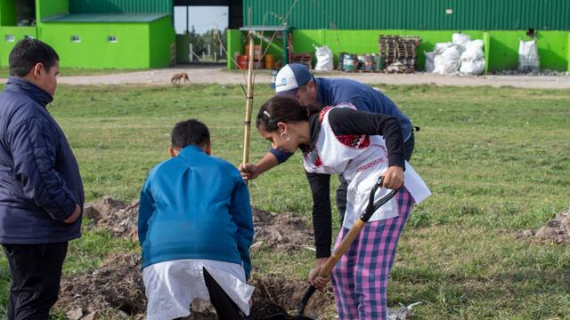 En el Día Mundial del Reciclaje alumnos de escuelas de Tres Arroyos plantaron árboles