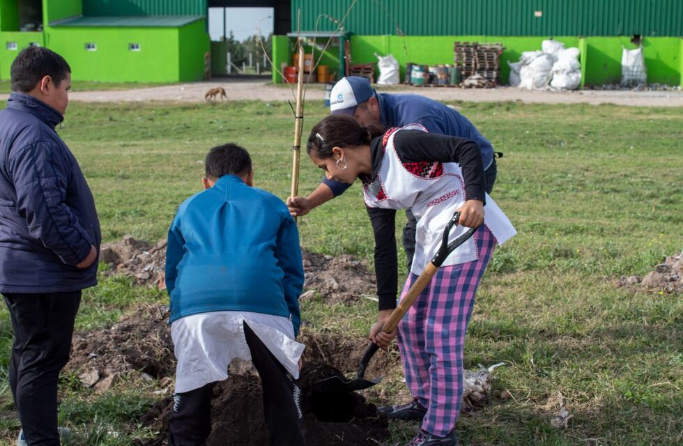 En el Día Mundial del Reciclaje alumnos de la Escuela Nº 56 de Tres Arroyos plantaron árboles
