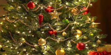 Adiós a los adornos rojos y verdes: la nueva tendencia para decorar el árbol en esta Navidad 2025