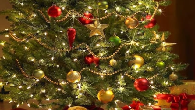 Adiós a los adornos rojos y verdes: la nueva tendencia para decorar el árbol en esta Navidad 2025