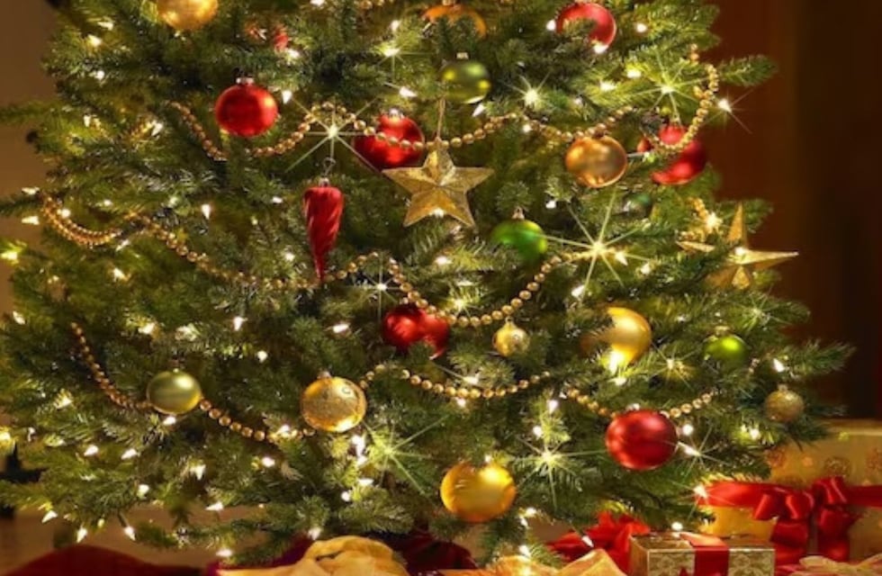 Adiós a los adornos rojos y verdes: la nueva tendencia para decorar el árbol en esta Navidad 2025