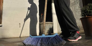 Personal doméstico. Los empleadores deberán pagarle un bono de fin de año, según lo decidió el Gobierno. (Ramiro Pereyra / Archivo)