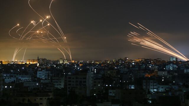 Cohetes en el cielo nocturno disparados hacia Israel desde Beit Lahia en el norte de la Franja de Gaza el 14 de mayo de 2021. - Israel atacó Gaza y desplegó tropas adicionales en la frontera mientras los palestinos disparaban bombardeos de cohetes, con el número de muertos en el enclave. en el cuarto día de conflicto subiendo a más de 100.