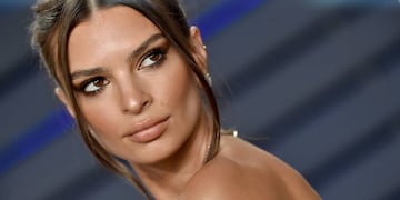 Emily Ratajkowski posó ante la cámara con una microbikini negra y causó sensación en Instagram