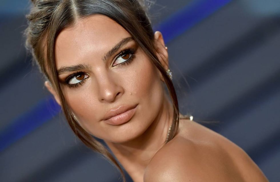 Emily Ratajkowski posó ante la cámara con una nanobikini negra desde la cama y causó sensación