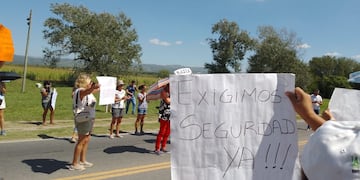 Anisacate. Hartos de la inseguridad, vecinos y vecinas de la zona reclaman mayor presencia policial en la zona (Luz Cortez/La Voz).