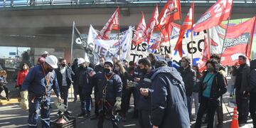 Trabajadores despedidos de la empresa EMA (Edesur) reclaman por la inmediata reincorporación en el Puente Pueyrredón.