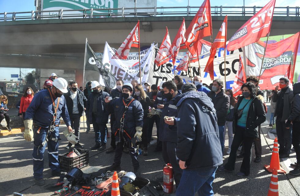 Protesta de trabajadores despedidos en Puente Pueyrredón: levantaron el corte luego de más de ocho horas