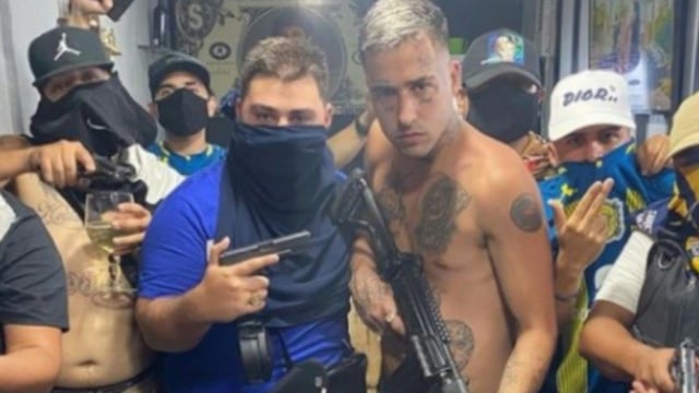 El hijo del "Pájaro" posó con armas de fuego junto a Zaramay.
