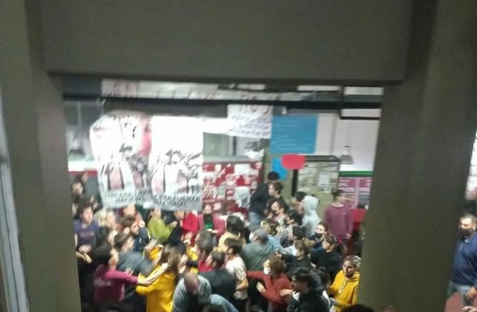 A las trompadas en la UBA: increíble batalla campal en la Facultad de Filosofía y Letras