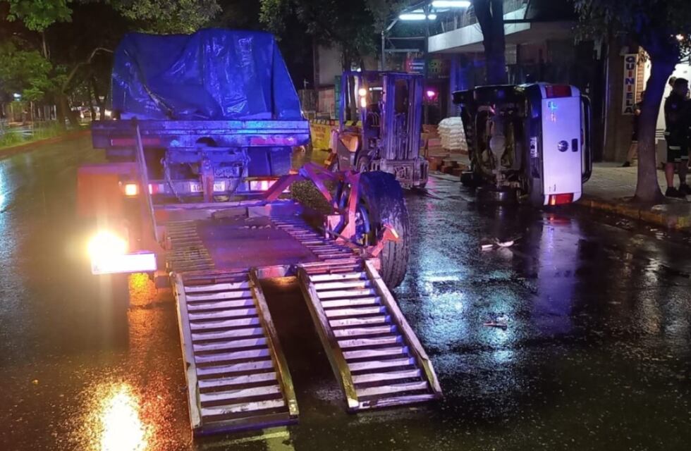 Chocó un camión de rampa en el centro de Córdoba, volcó y provocó un desastre