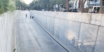 El chico cayó desde el puente del viaducto de plaza España escapando mientras era perseguido por otros chicos aparentemente por una riña a la salida de un boliche de Nueva Córdoba.