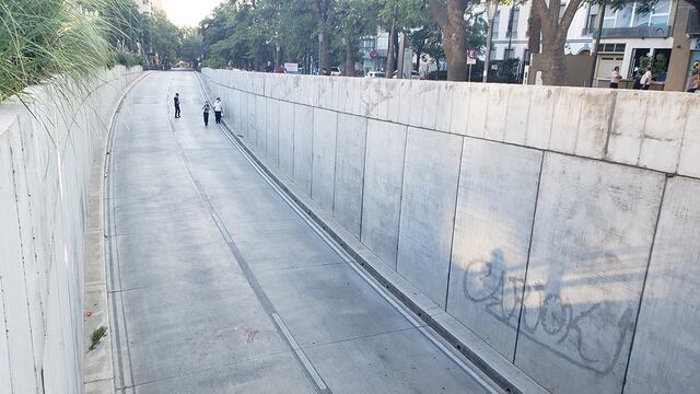 El chico cayó desde el puente del viaducto de plaza España escapando mientras era perseguido por otros chicos aparentemente por una riña a la salida de un boliche de Nueva Córdoba.