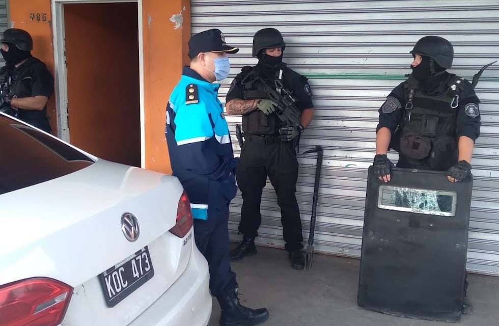 Qué se sabe de “Los caballeros de la Noche”, la banda que realiza entraderas y pide disculpas a sus víctimas en La Plata