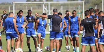 El técnico Diego Flores ultima detalles en el equipo del Tomba que este viernes recibirá a Tigre por la liga Profesional de Fútbol.