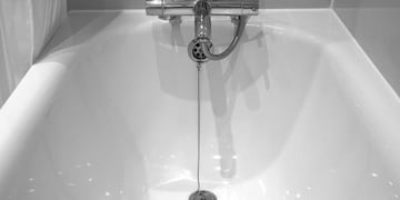 Ni lavandina ni blanqueador: el truco casero para sacar el sarro de la bañera