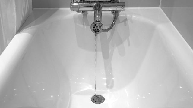 Ni lavandina ni blanqueador: el truco casero para sacar el sarro de la bañera