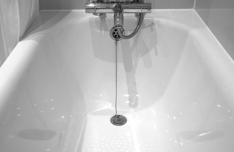 Ni lavandina ni blanqueador: el truco casero para sacar el sarro de la bañera