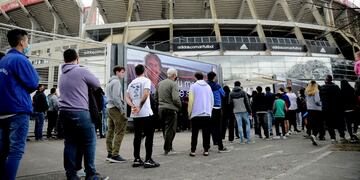 Más de 10 cuadras de cola para retirar las entradas para ver a la Selección Argentina.