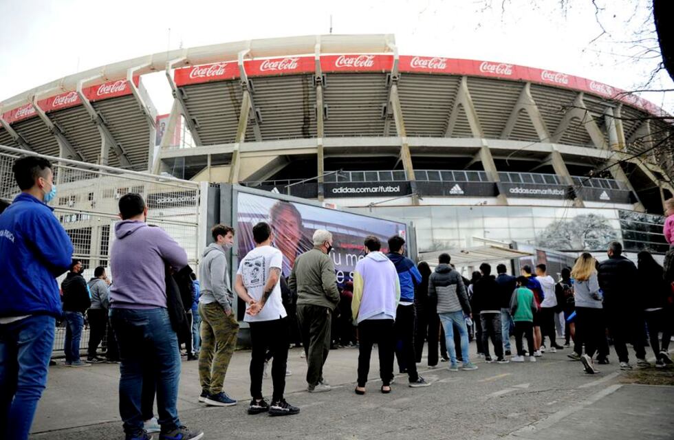 Empujones, enojo y largas colas para retirar las entradas para ver a la Selección Argentina frente a Perú