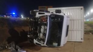Un camión con electrodomésticos volcó en la provincia de Córdoba.