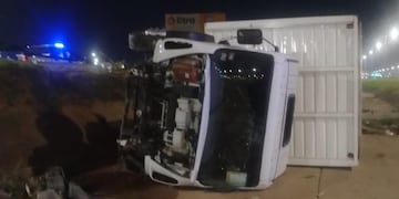 Un camión con electrodomésticos volcó en la provincia de Córdoba.
