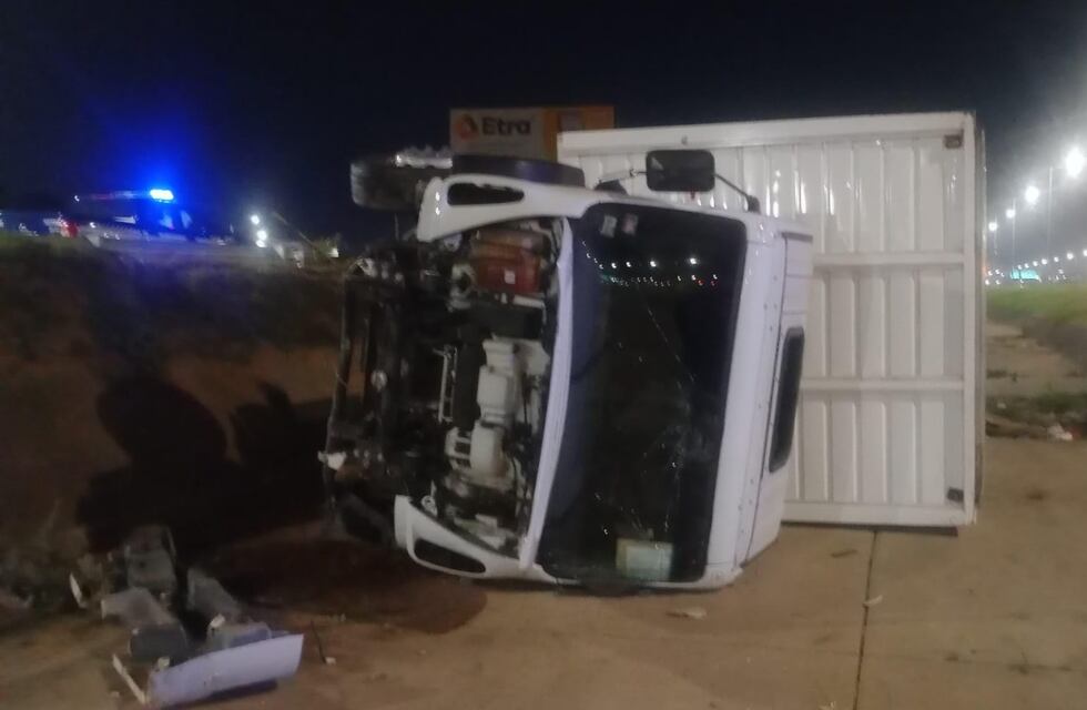 Dos muertos, cinco heridos y un camión en un canal de Córdoba: el saldo de cuatro choques en el final de mayo