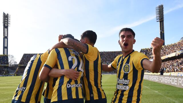 El juvenil de Pérez y el delantero posaron con la casaca para la grabación.