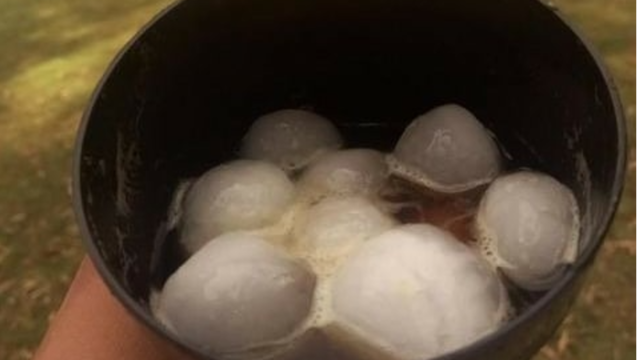 "¡Esto no es coca, papi!". Aprovechó que cayó granizo y se armó un fernet.