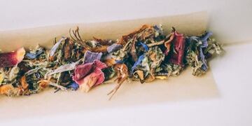 Cigarrillos herbales, el método de una mendocina para combatir la ansiedad.