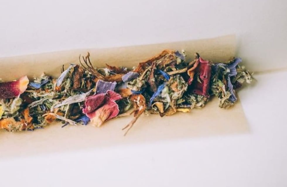 Cigarrillos herbales, el nuevo método que ofrece una mendocina para combatir la ansiedad