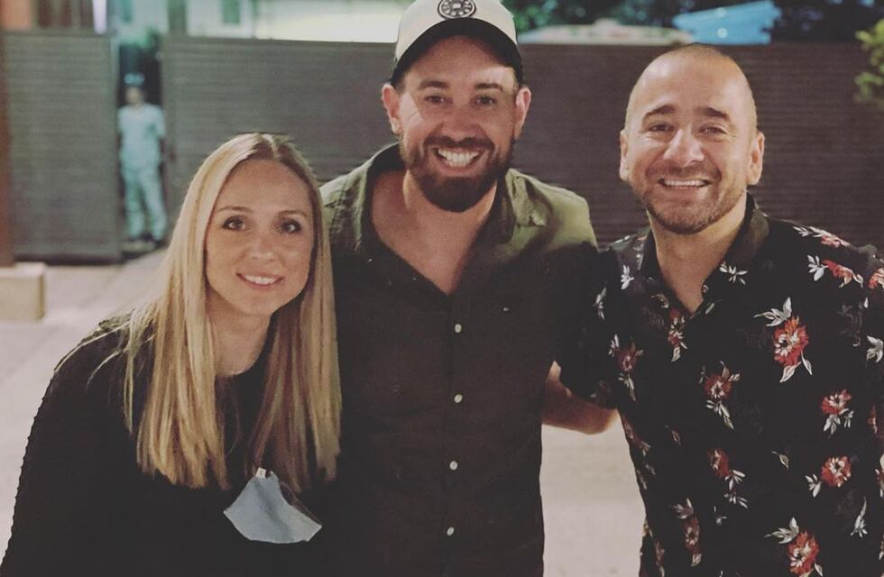 Dos españoles influencers fueron al baile de Ulises Bueno y su reacción fue furor en redes