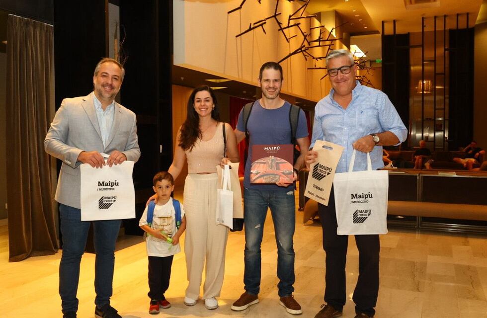 Stevanato agasajó a los primeros turistas que llegaron a Maipú