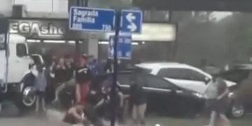 Se inundó la calle y vecinos debieron rescatar a un transeúnte.