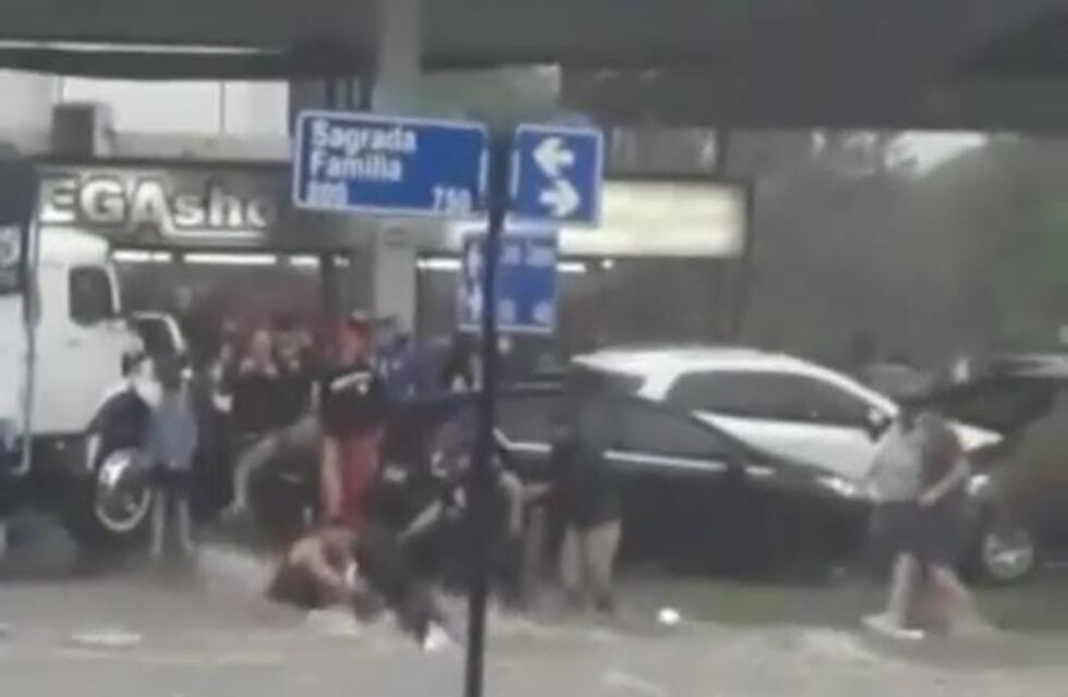 Avenida Sagrada Familia se volvió un río: vecinos debieron rescatar a una persona