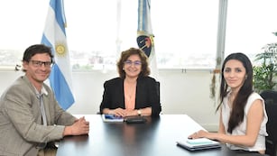 Escuelas jujeñas podrían ingresar a programas educativos de Ledesma. Al respecto dialogaron la ministra de Educación, Miriam Serrano, y el jefe de Relaciones con la Comunidad de Ledesma, Vicente Amadeo, en reunión en la que participó la consultora Belén Castro.